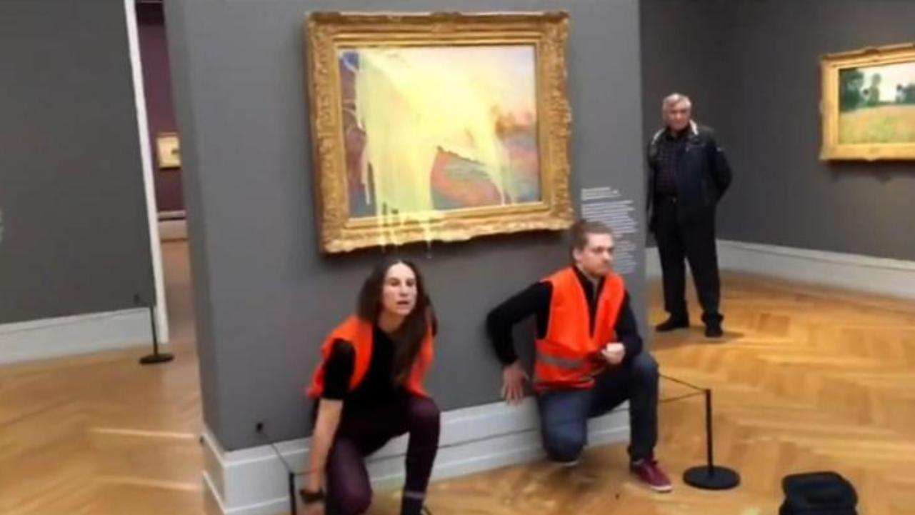 Attivisti climatici lanciano purè di patate contro un quadro di Monet