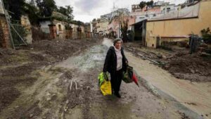 Casamicciola, donna costretta a lasciare la propria casa a causa della frana