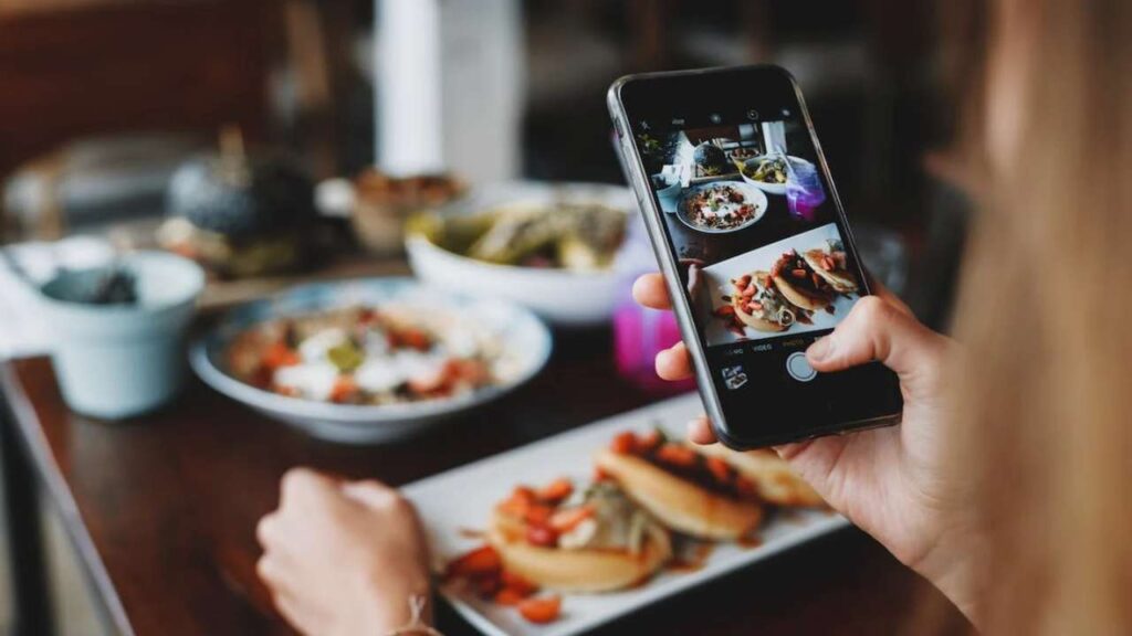 Una persona che fotografa del cibo