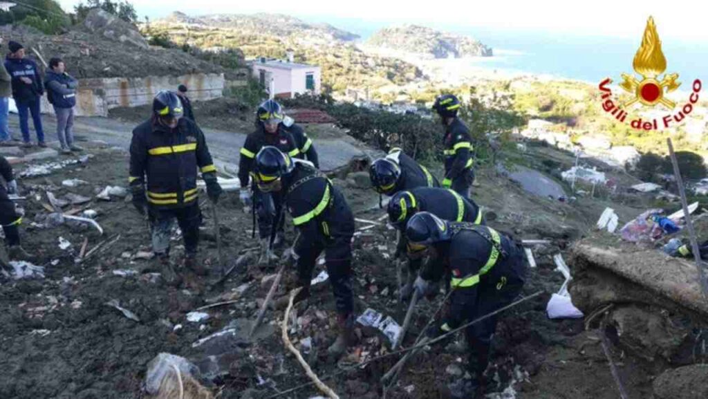 Casamicciola Terme, Vigili del fuoco cercano tra i detriti e il fango