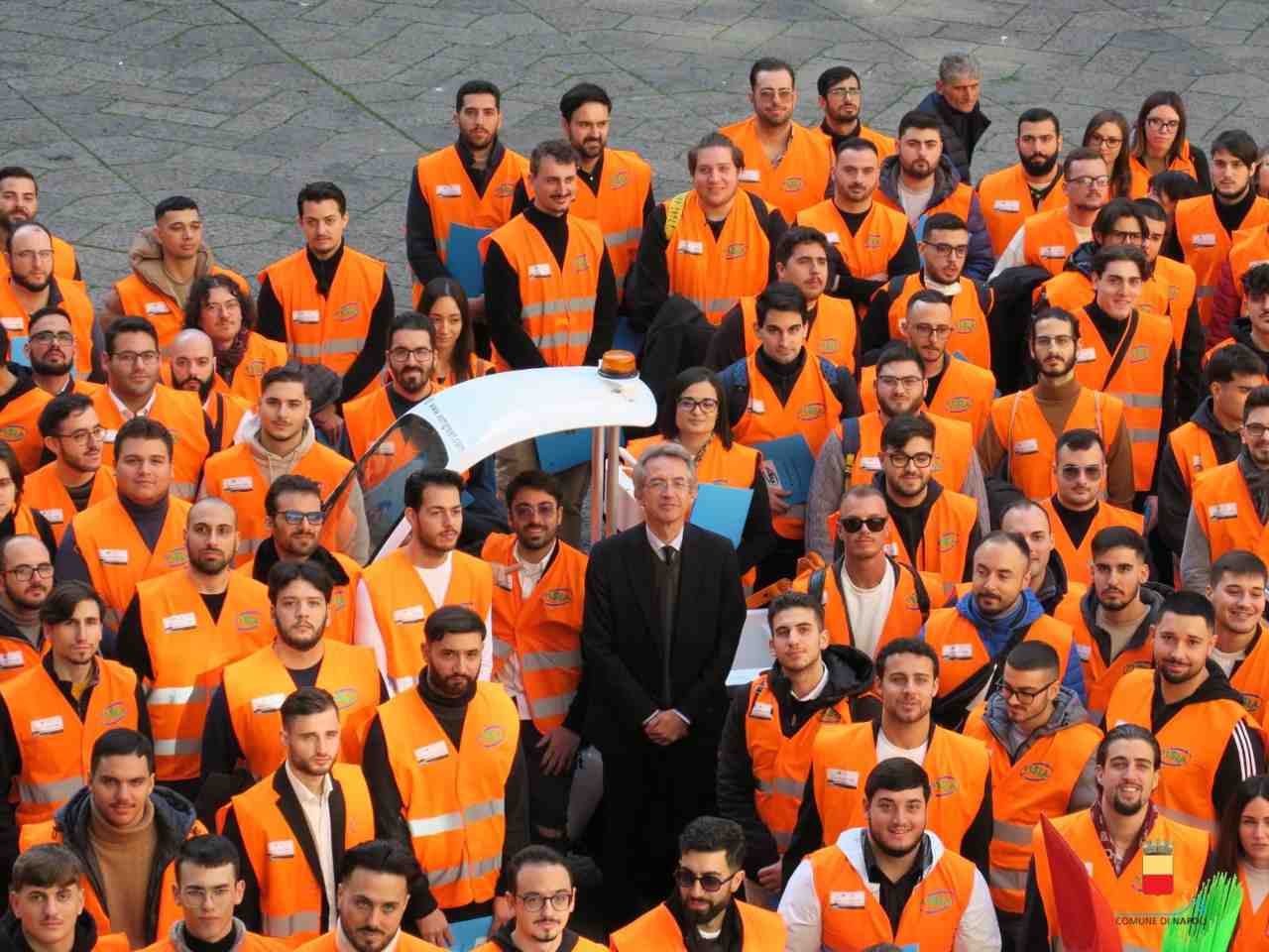 Neo netturbini posano accanto al sindaco Manfredi di Napoli