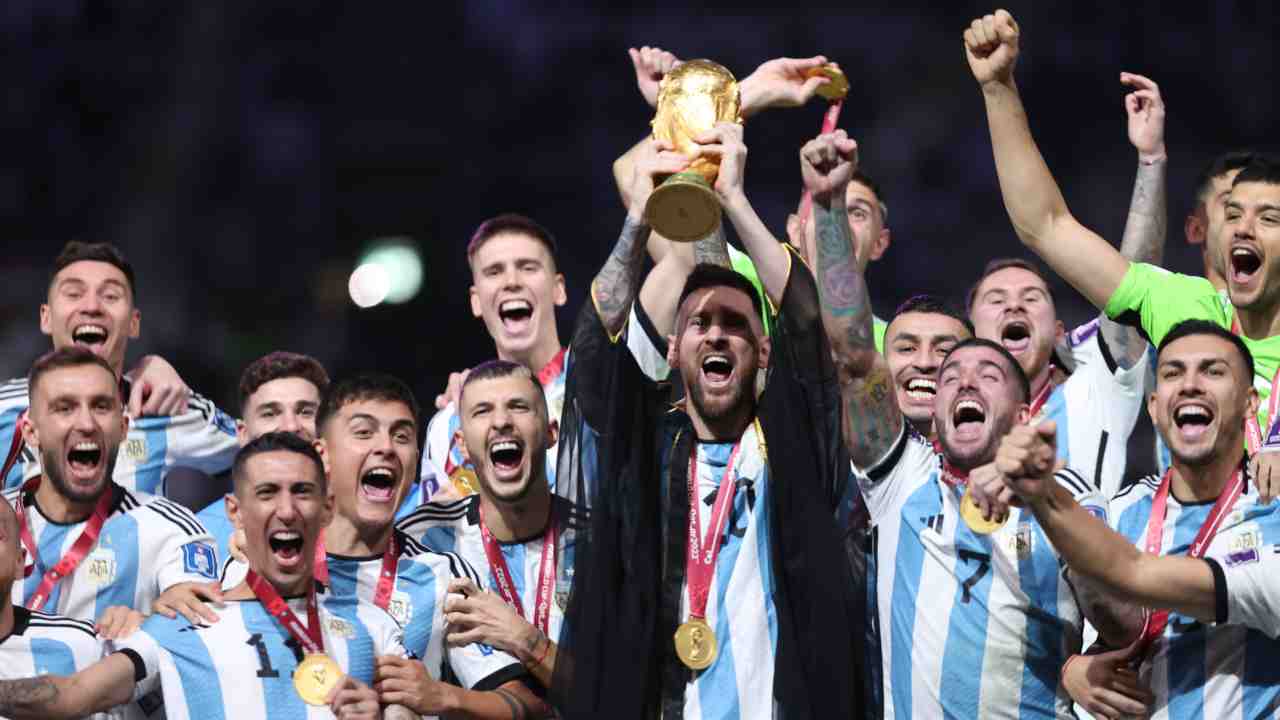 Lionel Messi alza la coppa: Argentina campione del mondo