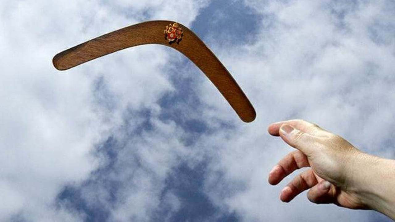 Boomerang nell'aria con insegna papale