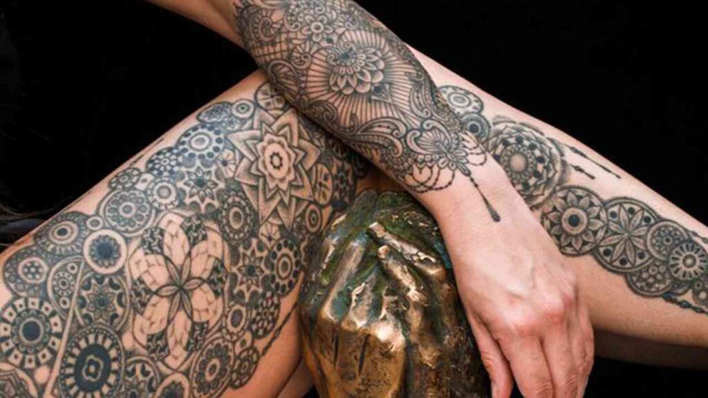 Braccio e Gamba tatuati dall'artista Marco Manzo con mano scultura di Manzo
