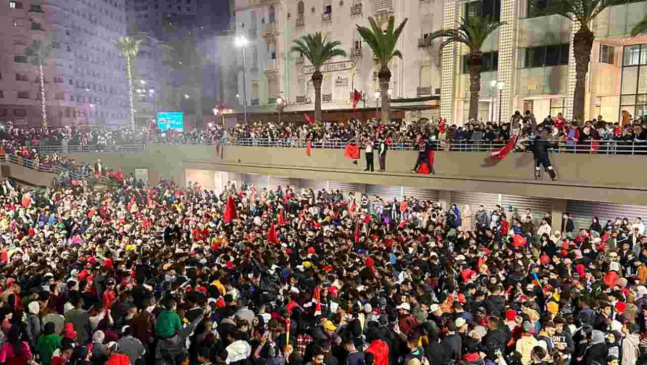 Marocco: festeggiamenti a Casablanca dopo la partita di calcio dei mondiali in Qatar