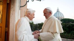 I due Papi, Ratzinger e Francesco, sfondo cupola di San Pietro