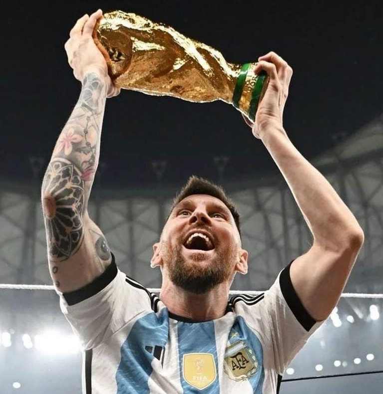 Leo Messi con la Coppa del Mondo