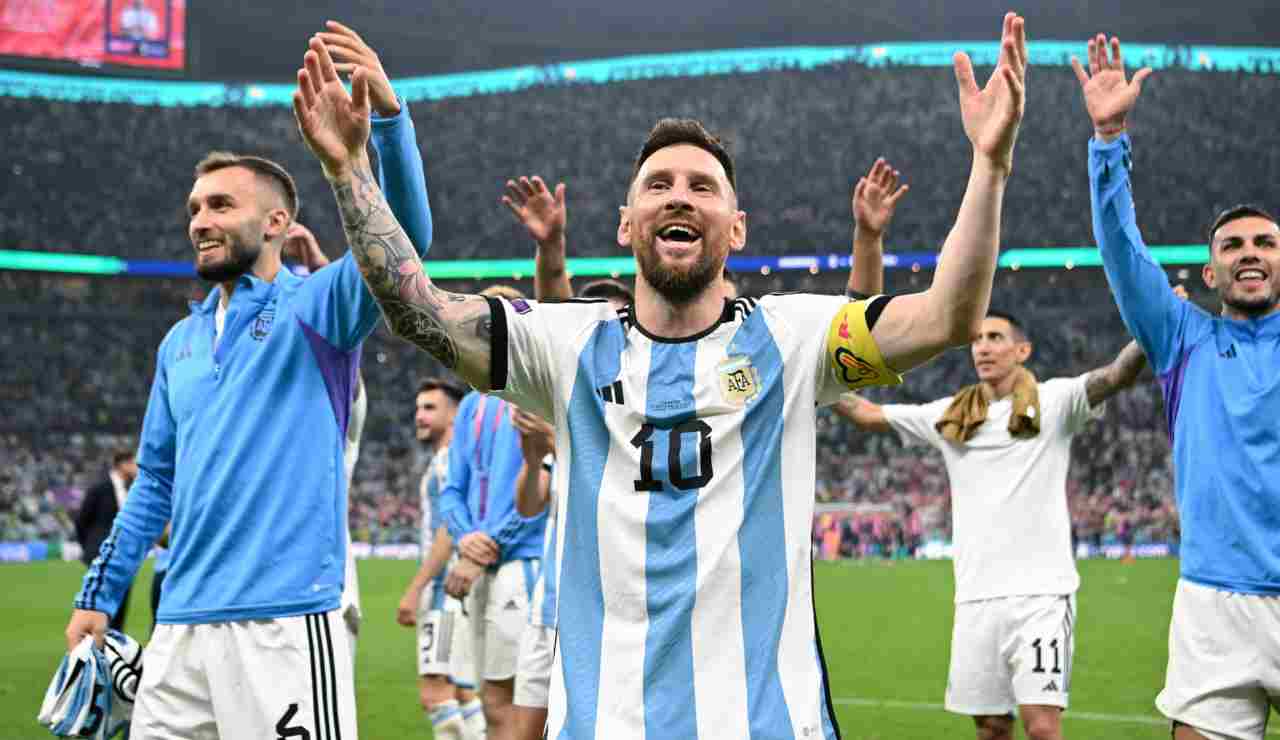 Lionel Messi esulta insieme ai suoi compagni di squadra dopo la vittoria contro la Croazia