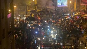 Tifosi di calcio del Marocco esultano dopo la vittoria della partita ai Mondiali del Quatar 2022