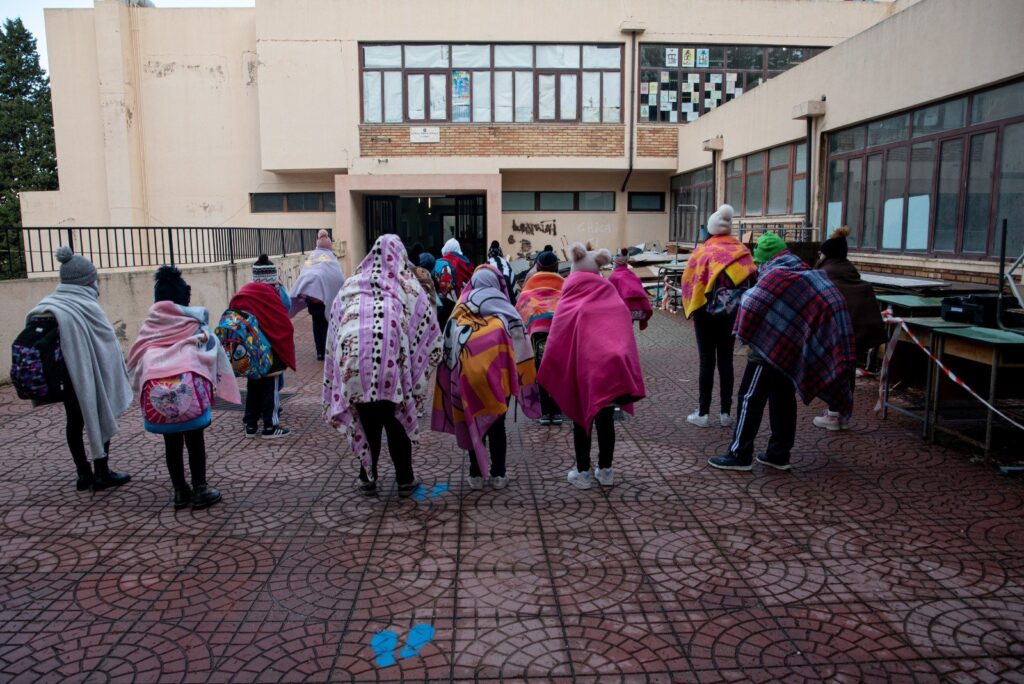 Alunni in coperta fuori dalla scuola