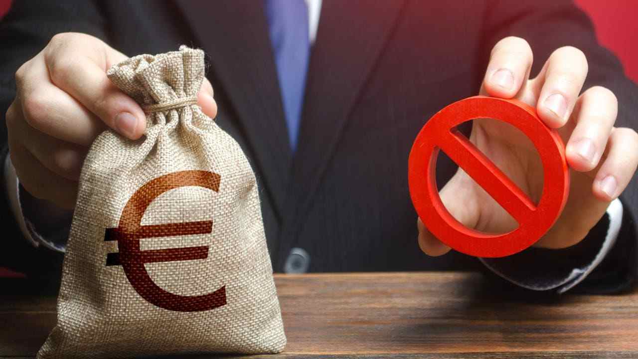 Un sacco con il simbolo euro e un divieto
