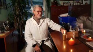 Medico di famiglia protesta con un lume di candela