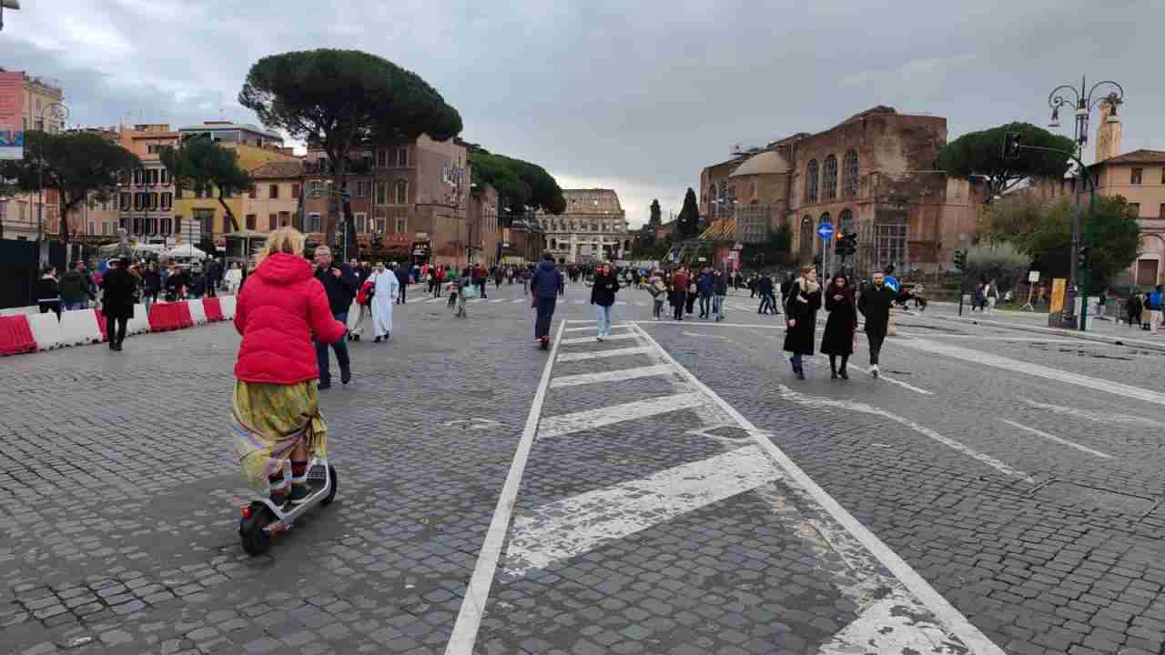 Monopattini su via dei Fori Imperiali, la vecchia via dell'Impero a Roma