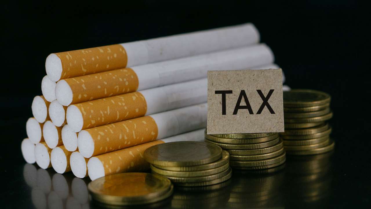 Sigarette, monete e cartello tax