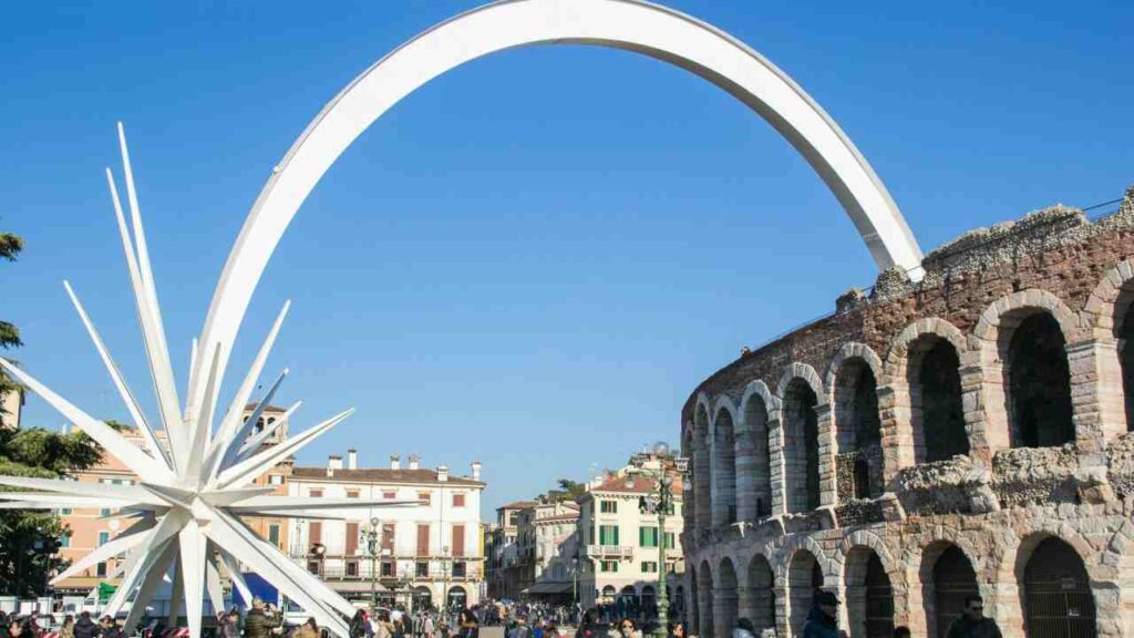 Arena di Verona con stella di Natale