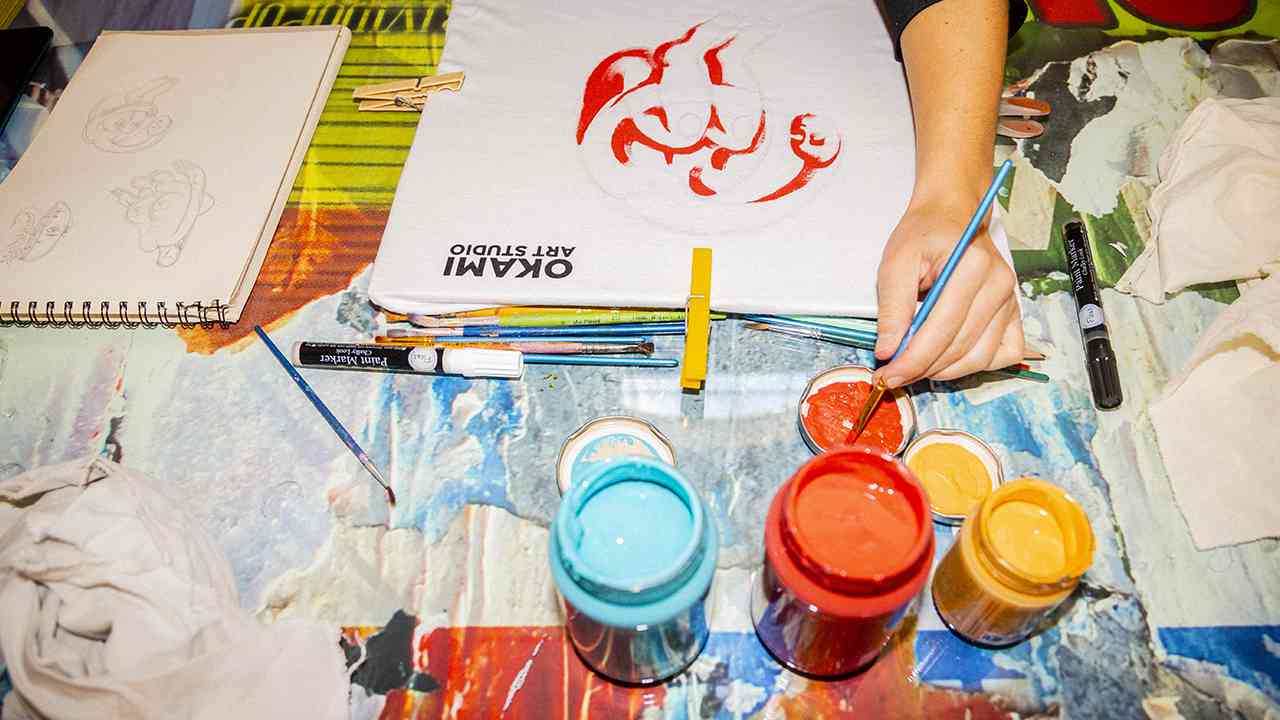 Artista dipinge in occasione dell'evento OKAMI ART STUDIO a Roma