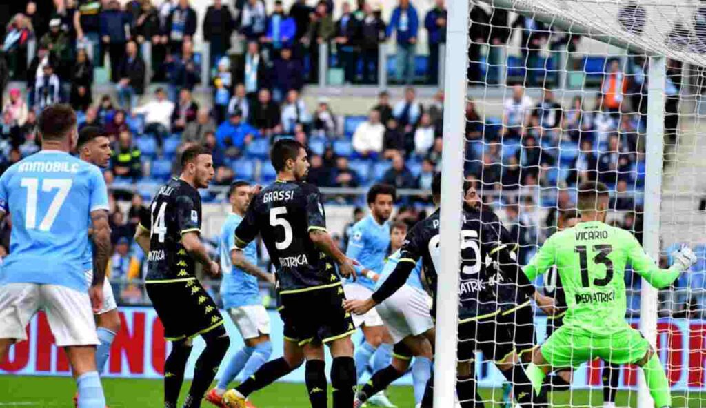 Caputo dell'Empoli mette la palla nella propria porta per l'1-0 della Lazio allo stadio Olimpico