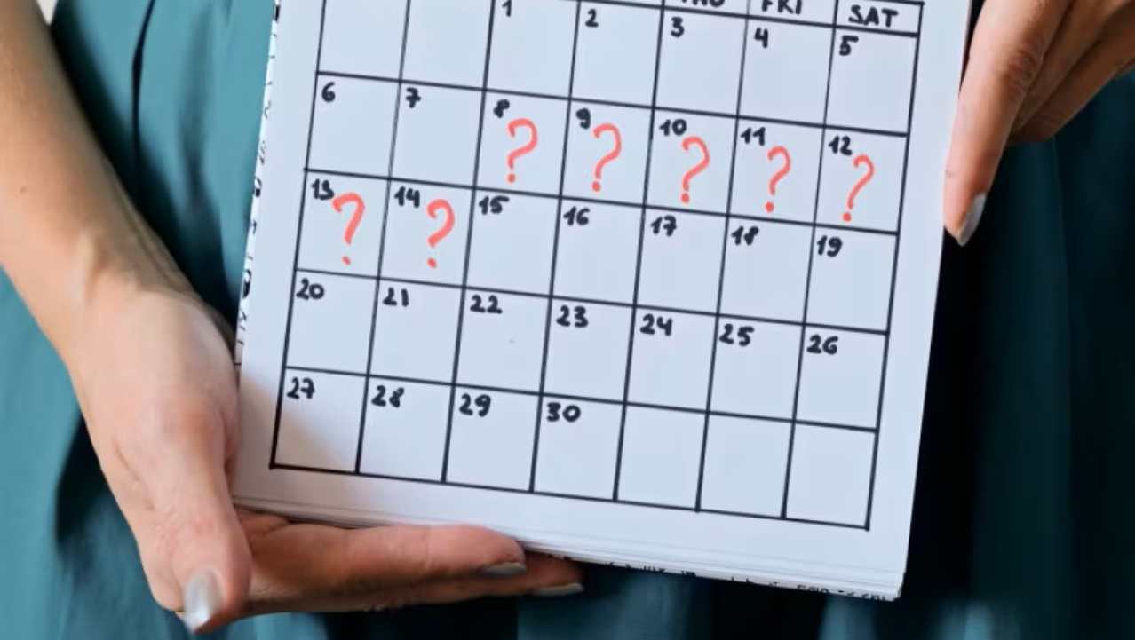 Donna tiene in mano un calendario
