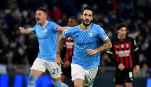 Luis Alberto esulta dopo il gol del 3-0 ai danni del Milan