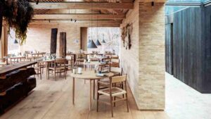 Noma, migior ristorante al mondo, interno con tavoli e sedie