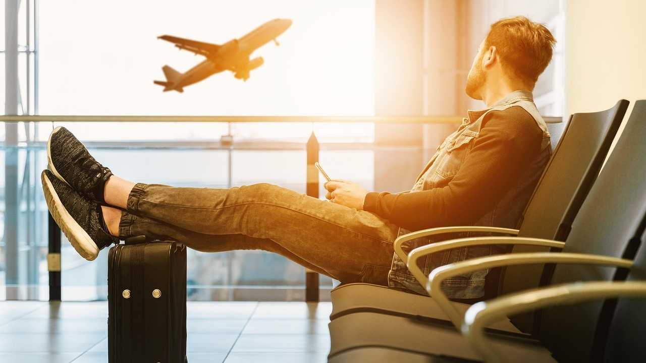 Passeggero attende il suo volo in aeroporto