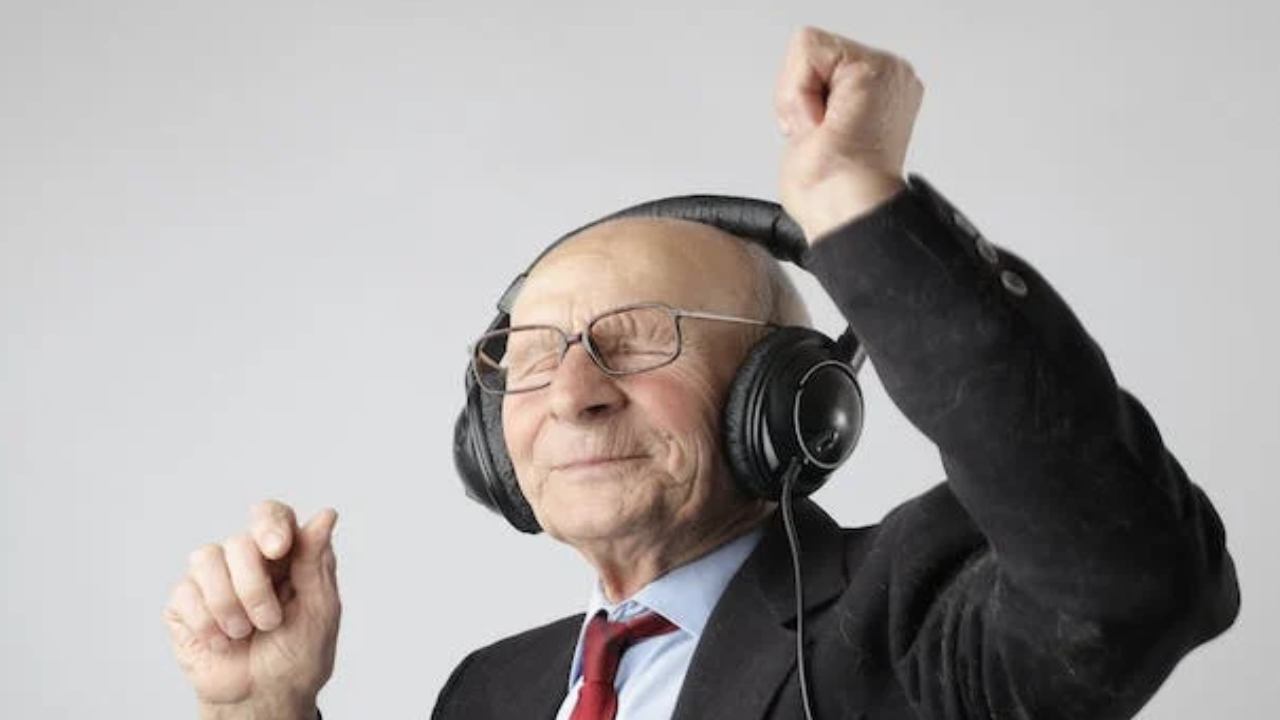 Persona anziana che ascolta musica