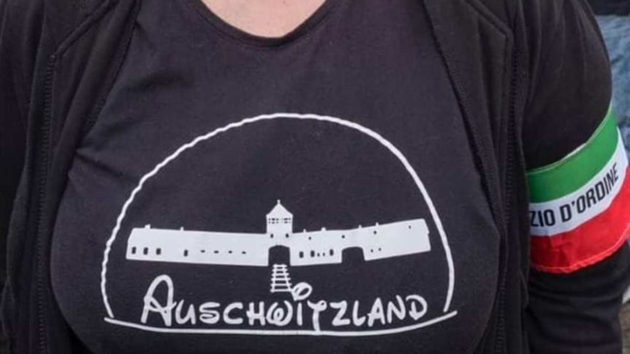 Selene Ticchi indossa la maglia Auschwitzland