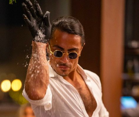 Lo chef Salt Bae nel suo caratteristico gesto con il quale mette sale sul cibo