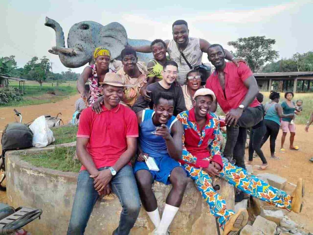 Un momento di convivialità nel villaggio di Ndjockloumbe in Camerun, Africa