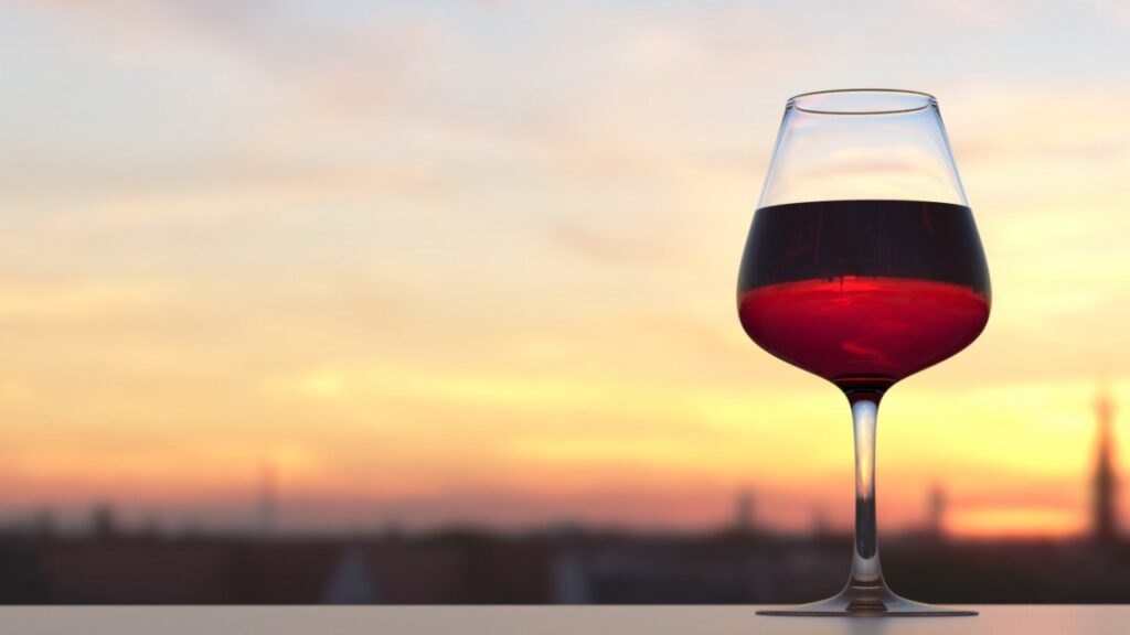 Un calice di vino rosso al tramonto