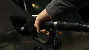 Un uomo fa rifornimento di benzina