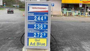 Pompa di benzina con esposizione dei prezzi dei carburanti