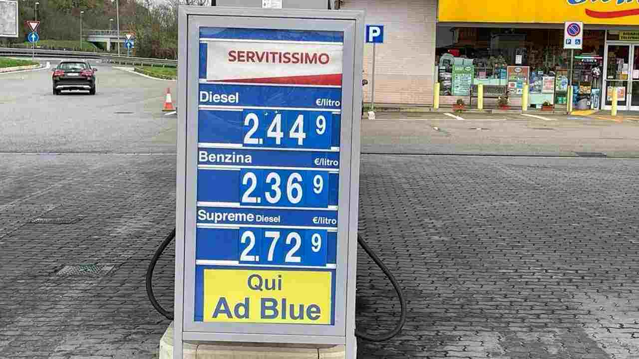 Pompa di benzina con esposizione dei prezzi dei carburanti