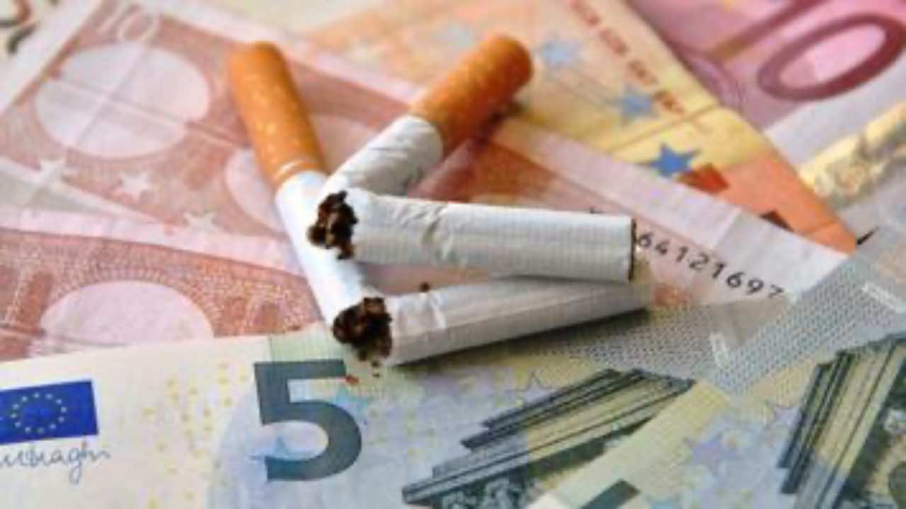 Mozziconi di sigarette e soldi euro