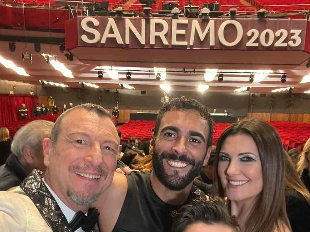 Amadeus, Marco Mengoni e Giovanna Civitillo in un selfie nel teatro Ariston di Sanremo