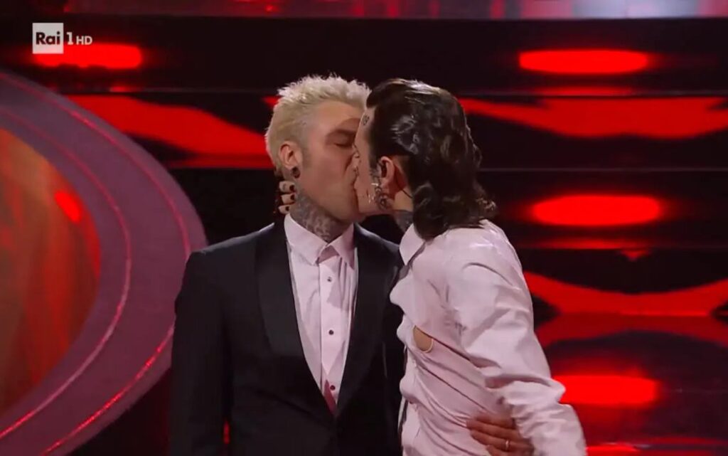 Il bacio tra Fedez e Rosa Chemical sul palco dell'Ariston