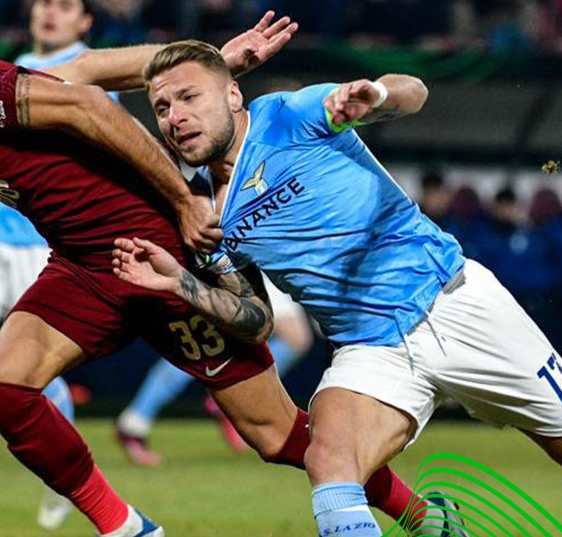 Contrasto di Ciro Immobile nella partita di calcio di Conference League con un giocatore del Cluj in Romania