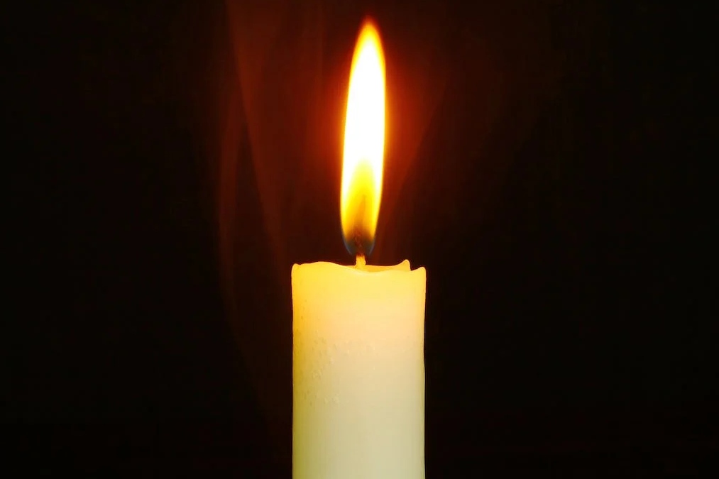 La luce di una candela accesa