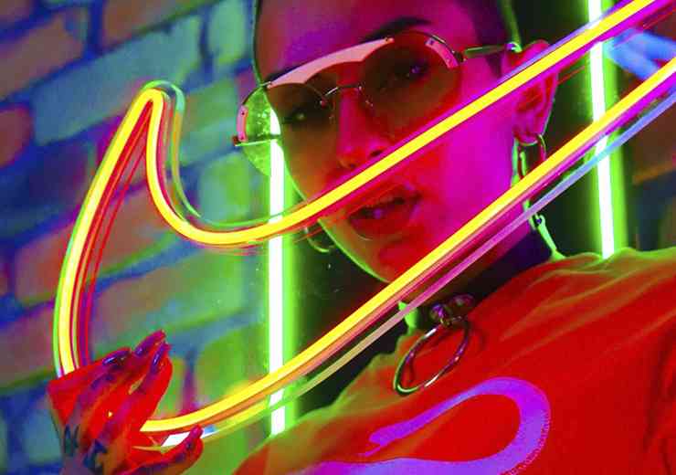 Neon Flow, modella con lampada neon logo Nike