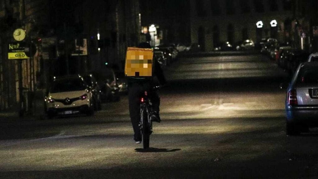 Rider di notte sulla bicicletta