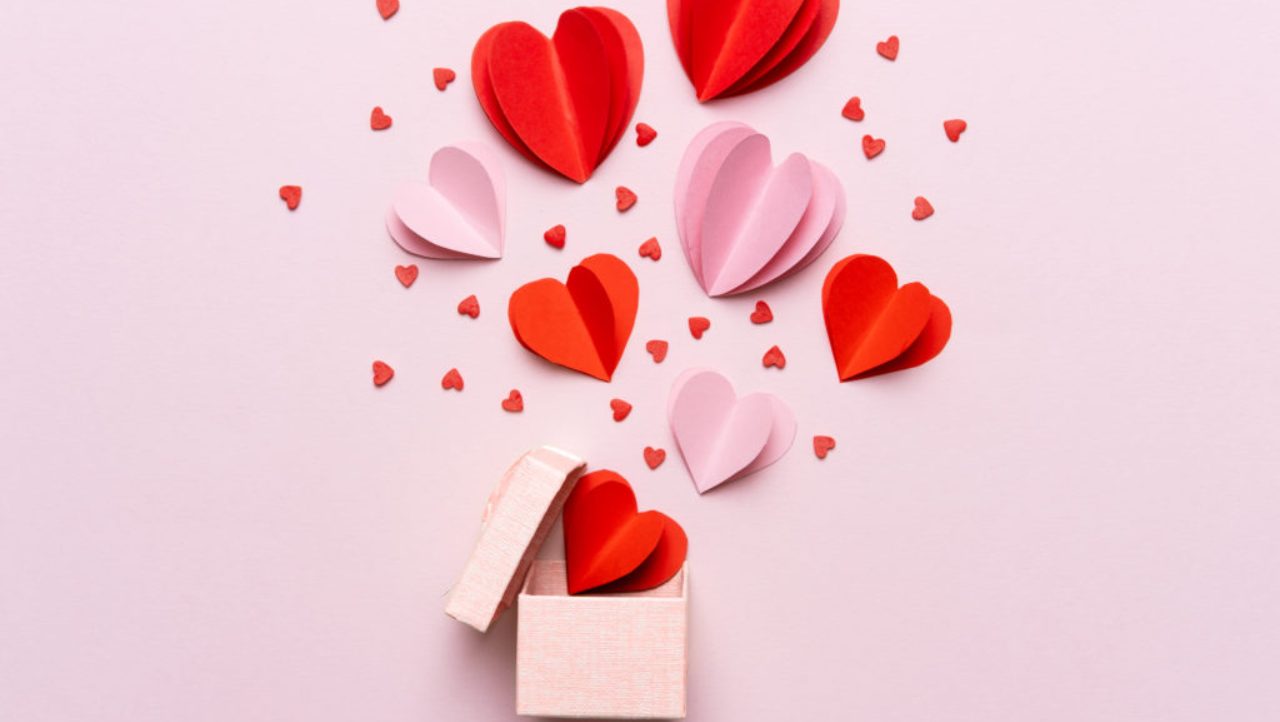 San Valentino, scatolina di carta da cui escono cuori rossi e rosa