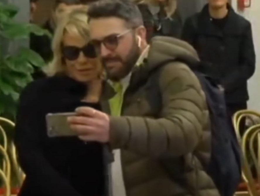 Selfie di un fan con Maria De Filippi alla camera ardente di Maurizio Costanzo 