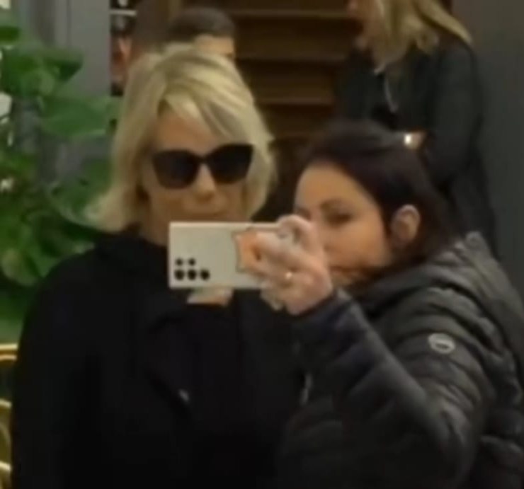 Selfie con Maria De Filippi alla camera ardente di Maurizio Costanzo