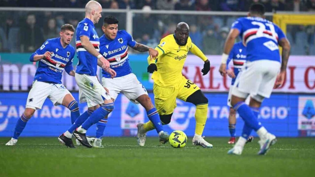 Un frangente di Sampdoria-Inter, un pareggio che permette al Napoli di allungare ancora di più in Serie A