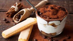 Tiramisù con ingredienti accanto