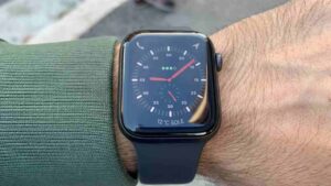 Apple Watch al polso di un uomo