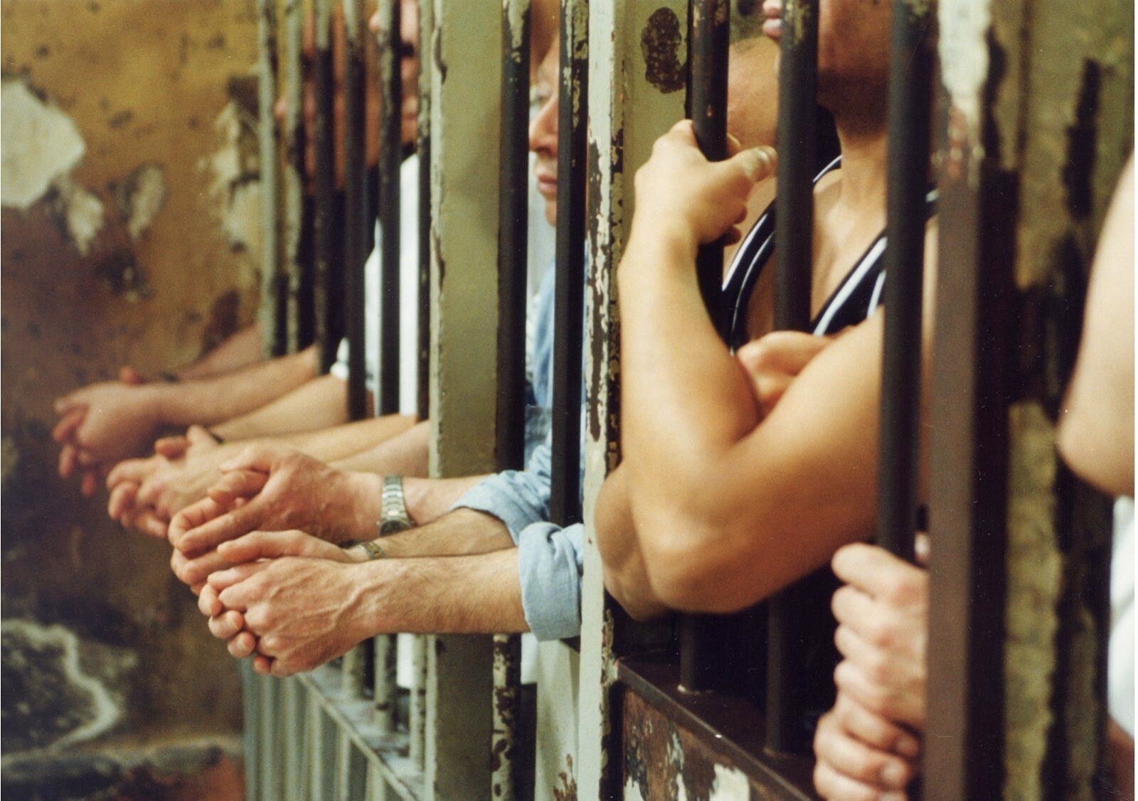 Detenuti dietro le sbarre di una prigione