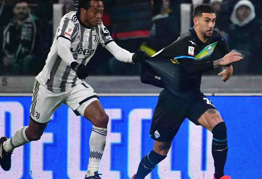 Cuadrado trattiene Zaccagni nella partita di calcio di Coppa Italia Juventìus-Lazio