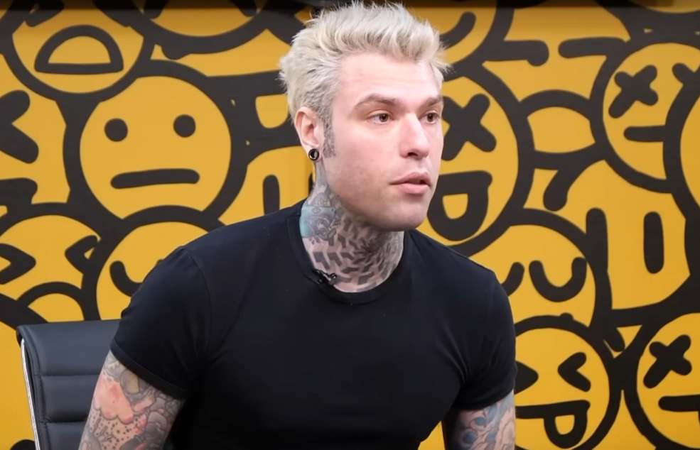 Fedez durante la diretta YouTube della presentazione del suo nuovo Podcast