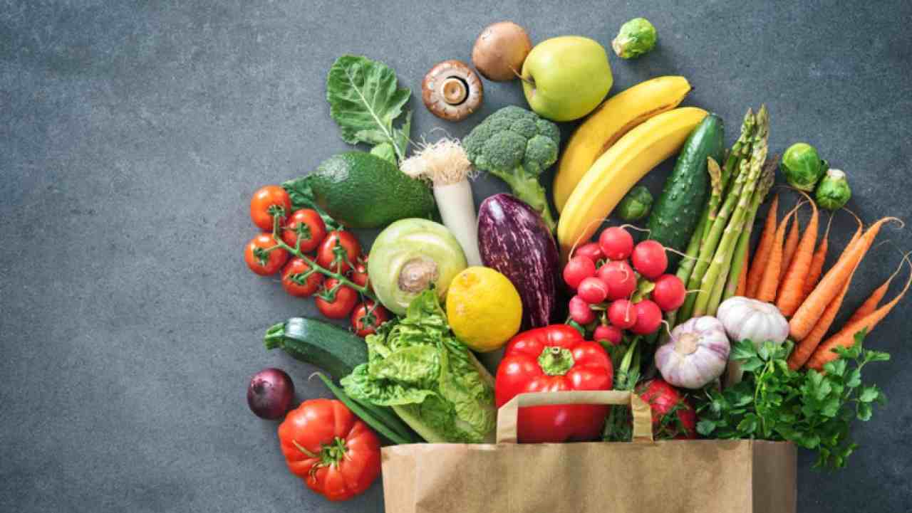 Spesa alimentare con frutta e verdura